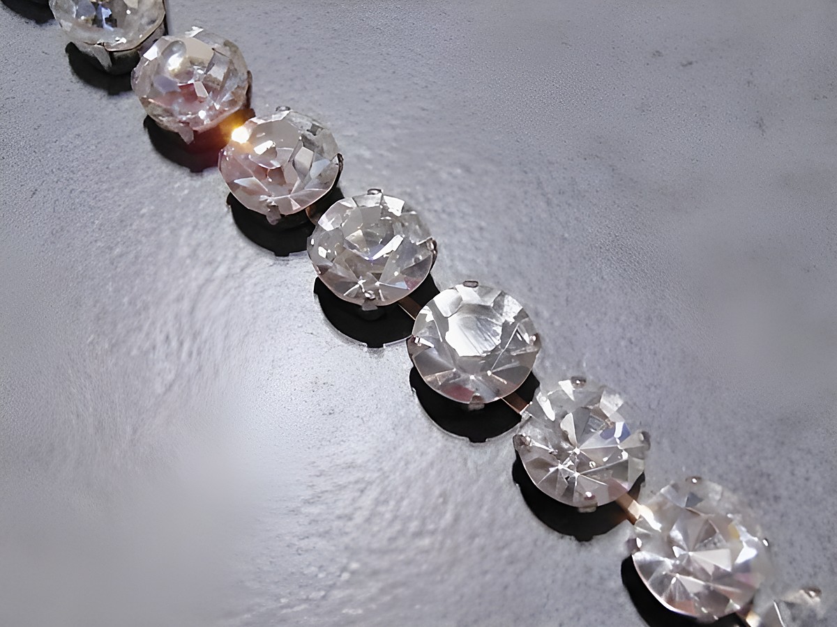Strass Armband aus exquisitem Strassschmuck in weiß, verstellbar von 16,5 bis 19,5 cm, hergestellt von Juwelier Harnisch, ideal für elegante Anlässe.