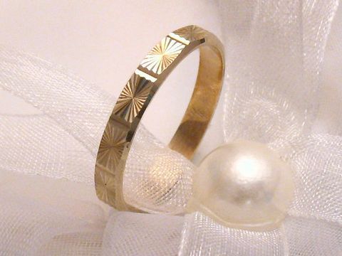 400282-0 Trauring Ehering CHARMING in Gold 333, Größe 64/20,4, mit einem feinen, strukturierten Design, elegant und zeitlos, perfekt für den besonderen Anlass, Hersteller Juwelier Harnisch.