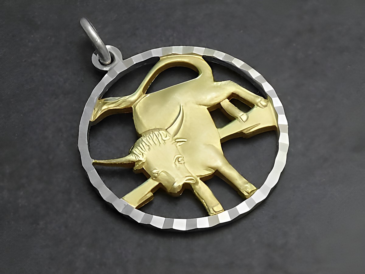 Stier 925 Sterling Silber Sternzeichen mit Vergoldung, hervorgehoben durch ein detailreiches Design eines Stiers in einem kreisförmigen Anhänger, geschaffen von Juwelier Harnisch.