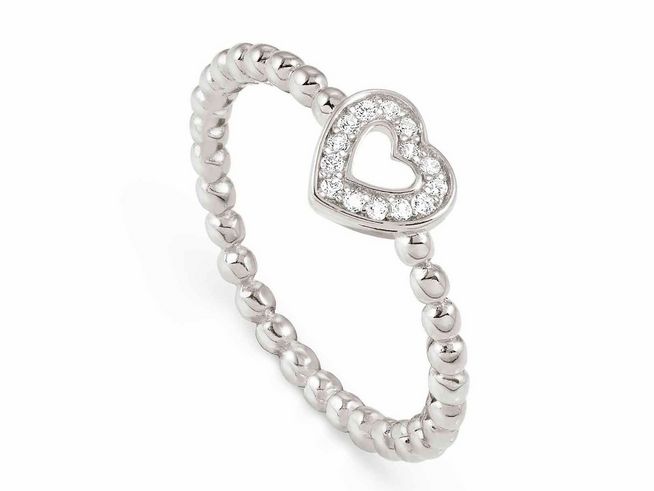 Der Ring aus rhodiniertem Sterling Silber der Marke Nomination mit der Modellbezeichnung LoveCloud hat eine herzförmige Fassung im Zentrum, besetzt mit funkelnden Steinen und einer glatten Oberfläche.
