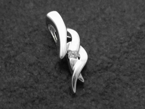 Tribal Anhänger aus Sterling Silber 925 mit Zirkonia, besonderes Design von Juwelier Harnisch, elegant geschwungene Formen verleihen dem Schmuckstück einen einzigartigen Charakter.