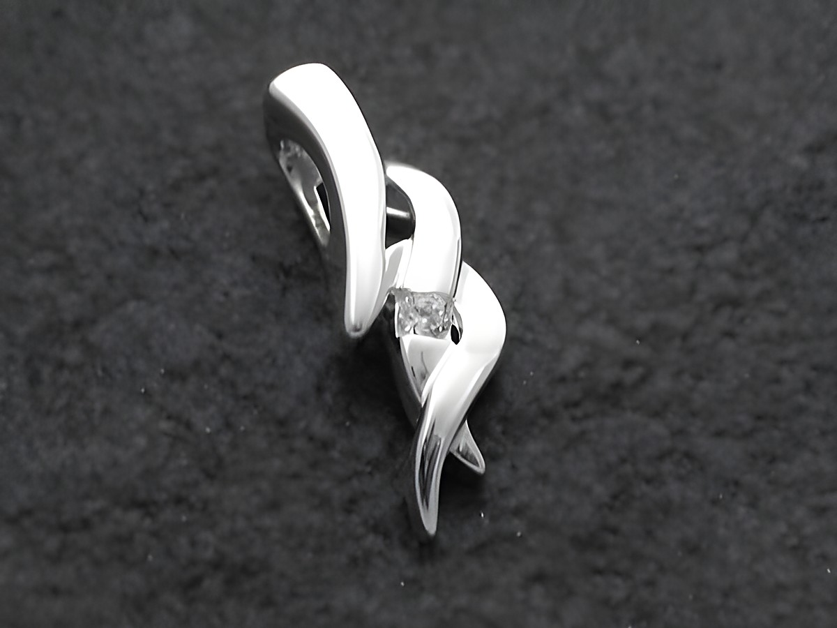 Tribal Anhänger aus Sterling Silber 925 mit Zirkonia, besonderes Design von Juwelier Harnisch, elegant geschwungene Formen verleihen dem Schmuckstück einen einzigartigen Charakter.