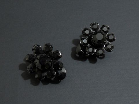 Strass Ohrclips in grazilem Design, schwarz, glänzend, von Juwelier Harnisch, elegant und zeitlos, ideal für festliche Anlässe oder als modisches Accessoire.