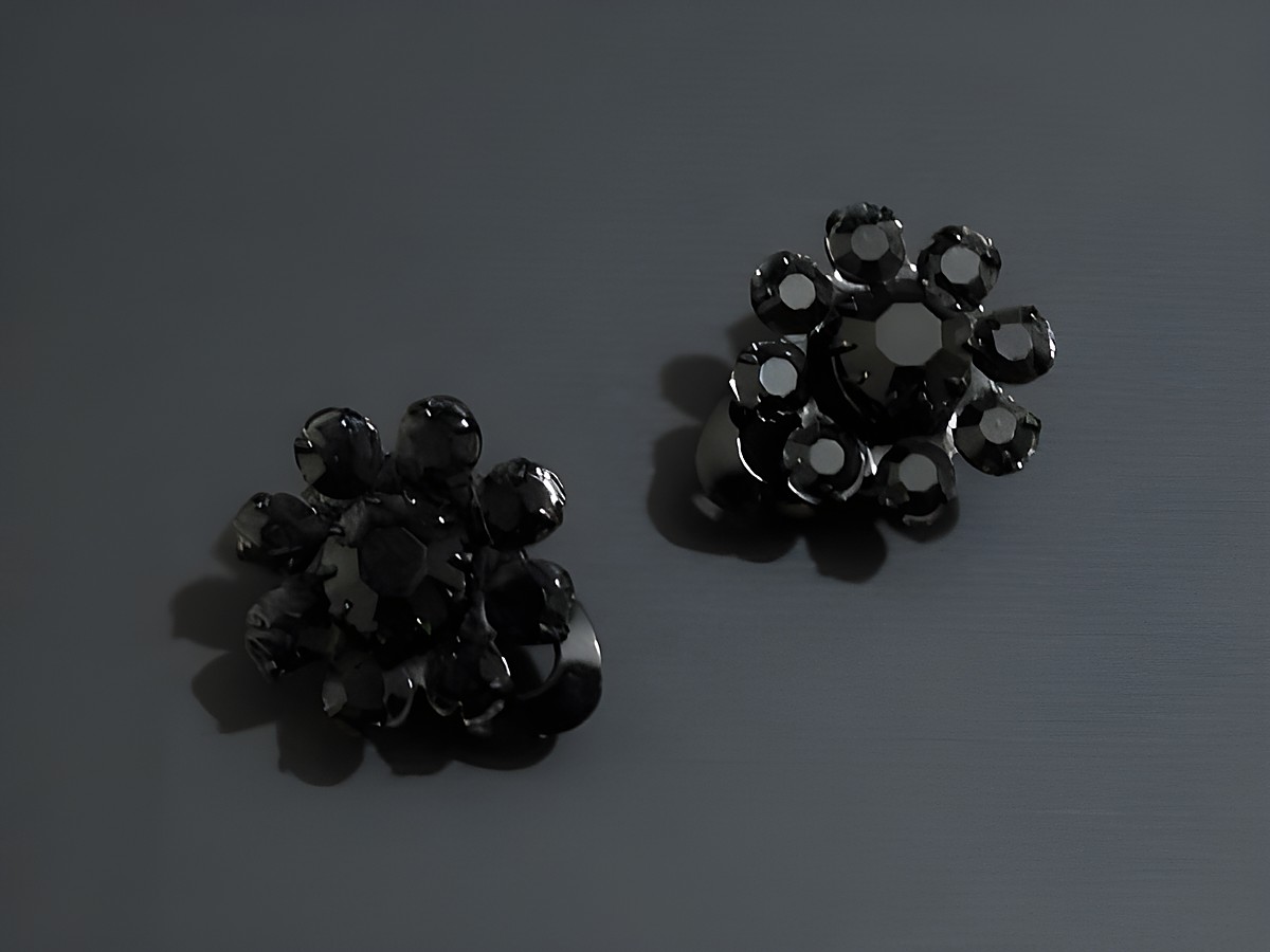 Strass Ohrclips in grazilem Design, schwarz, glänzend, von Juwelier Harnisch, elegant und zeitlos, ideal für festliche Anlässe oder als modisches Accessoire.