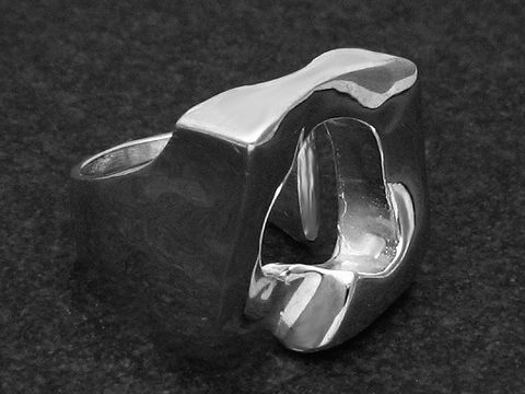 Silberring DESIGN EXTRAVAGANT Gr. wenig verstellbar, Hersteller Juwelier Harnisch, ohne Stein, mit moderner, organischer Form und glänzender Oberfläche, optimal für stilbewusste Träger.
