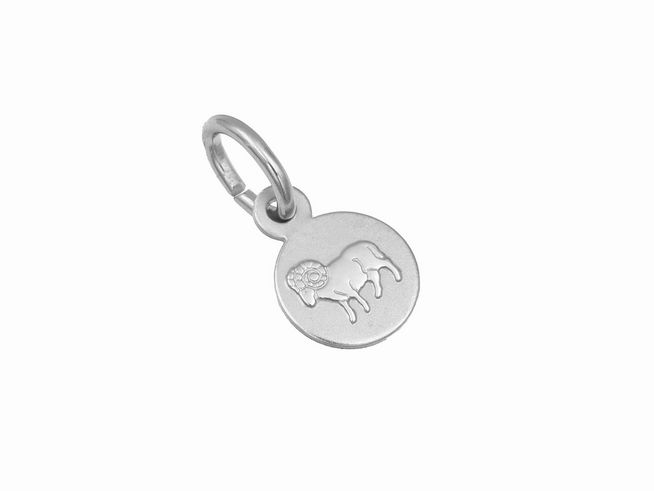 Silber Anhänger mini Sternzeichen Widder teilmattiert rhodiniert rund von Juwelier Harnisch mit einem detaillierten Widdermotiv auf der Vorderseite.