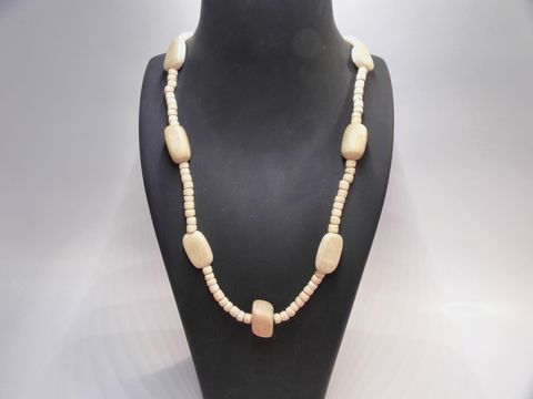 Holzkette Multiform 17 mm naturbraun 60 cm Holz Schmuck von Juwelier Harnisch, zeigt eine geflochtene Kette mit unterschiedlichen Holzperlen in naturbraunen Tönen.
