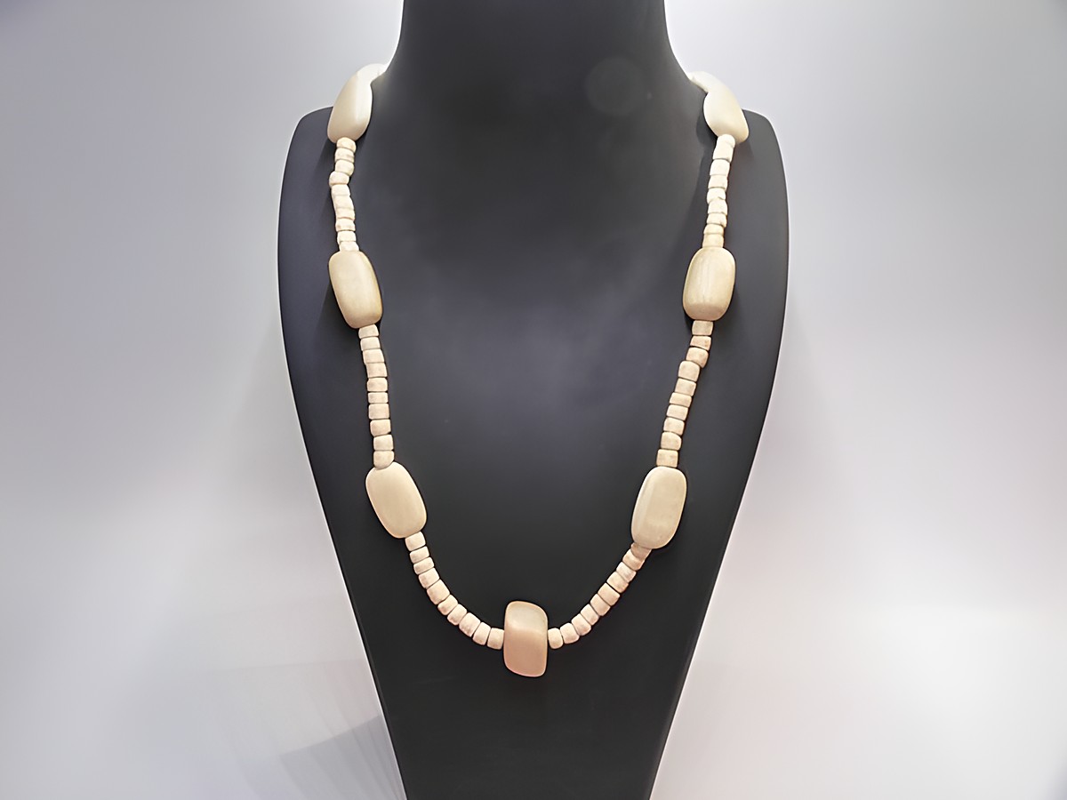 Holzkette Multiform 17 mm naturbraun 60 cm Holz Schmuck von Juwelier Harnisch, zeigt eine geflochtene Kette mit unterschiedlichen Holzperlen in naturbraunen Tönen.