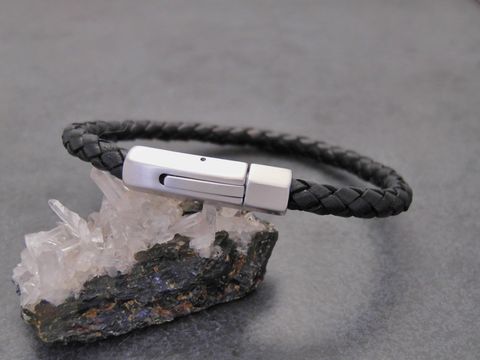 Armband aus Leder und Edelstahl mit einer Länge von 21 cm, Hersteller: Juwelier Harnisch, eleganter Edelstahl Armreifen mit geflochtenem schwarzen Lederdesign.