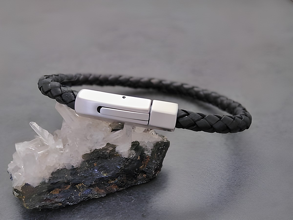 Armband aus Leder und Edelstahl mit einer Länge von 21 cm, Hersteller: Juwelier Harnisch, eleganter Edelstahl Armreifen mit geflochtenem schwarzen Lederdesign.