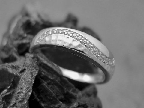 Silber Ring im Wellen Design aus rhodiniertem Sterling Silber mit Zirkonia, Größe 52 vom Hersteller Juwelier Harnisch, elegant und modern, perfekt für jeden Anlass.