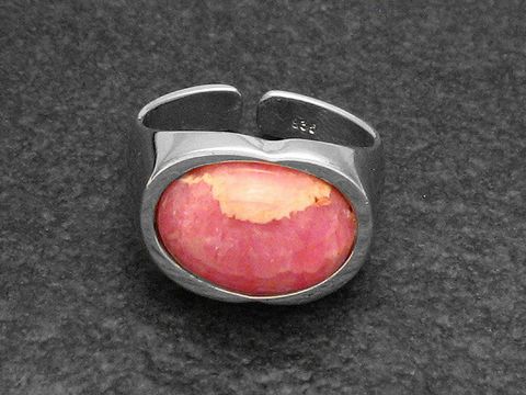 Silberring rhodiniert mit verstellbarem Design, besetzt mit einem ovalen, rosa Rhodochrosit-Stein, elegant und stilvoll, ideal für jeden Anlass. Hersteller Juwelier Harnisch.