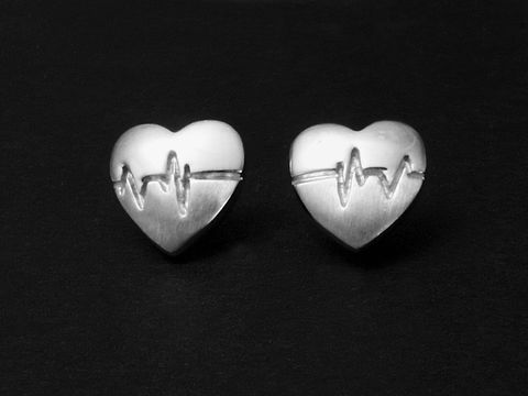 Silber Ohrringe Herz mit Puls Ohrstecker rhodiniert des Herstellers Juwelier Harnisch, Ohrstecker ohne Stein, modernes und zeitloses Design in Herzform mit leichter Struktur.