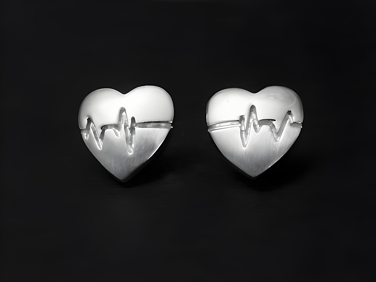 Silber Ohrringe Herz mit Puls Ohrstecker rhodiniert des Herstellers Juwelier Harnisch, Ohrstecker ohne Stein, modernes und zeitloses Design in Herzform mit leichter Struktur.