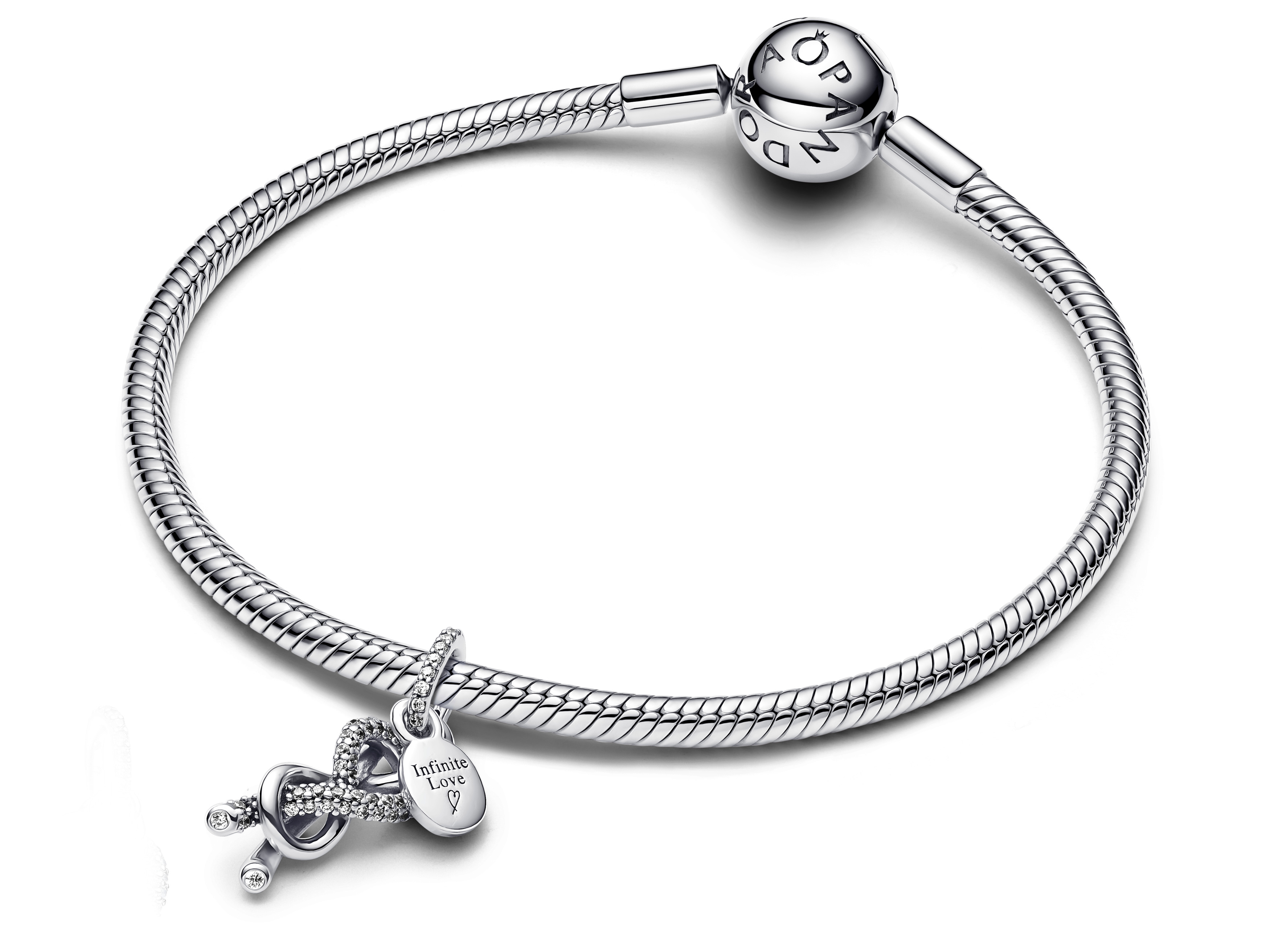 Sterling Silber Armband mit Pandora Charm, Pavé Unendlichkeit Knoten Anhänger und Zirkonia, ideal für Liebhaber von Schmuck und besonderen Momenten, Neuheit von Pandora.