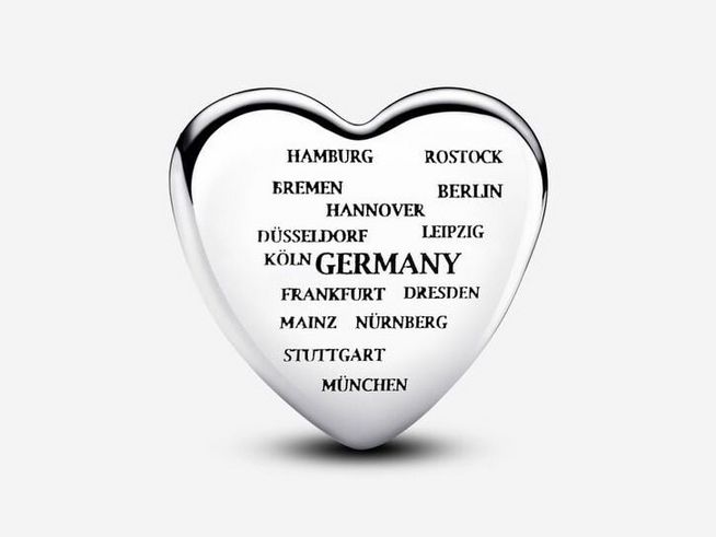 Herzförmiger Silbercharms mit dem Schriftzug Germany und den Namen deutscher Städte graviert, ideal für das Pandora Armband, aus Silber und Emaille gefertigt.