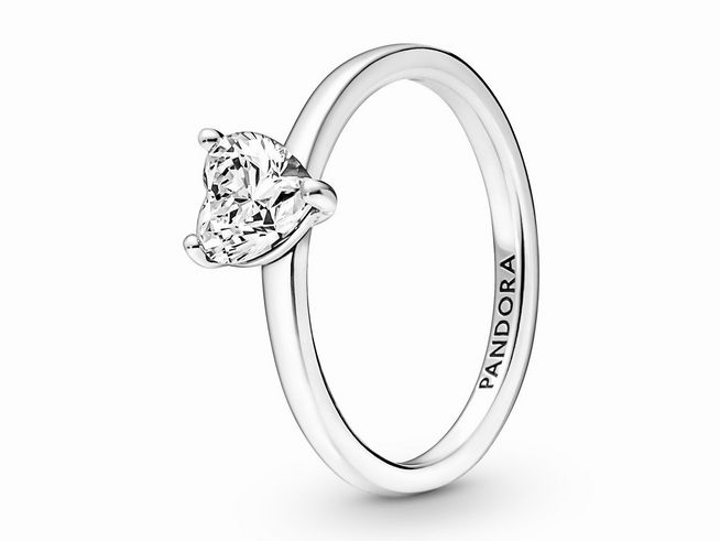 Ein eleganter Solitär-Ring von Pandora in Sterling Silber mit einem funkelnden Herz-Zirkonia Steineinsatz, Größe 56, perfekt für besondere Anlässe oder als Geschenk.