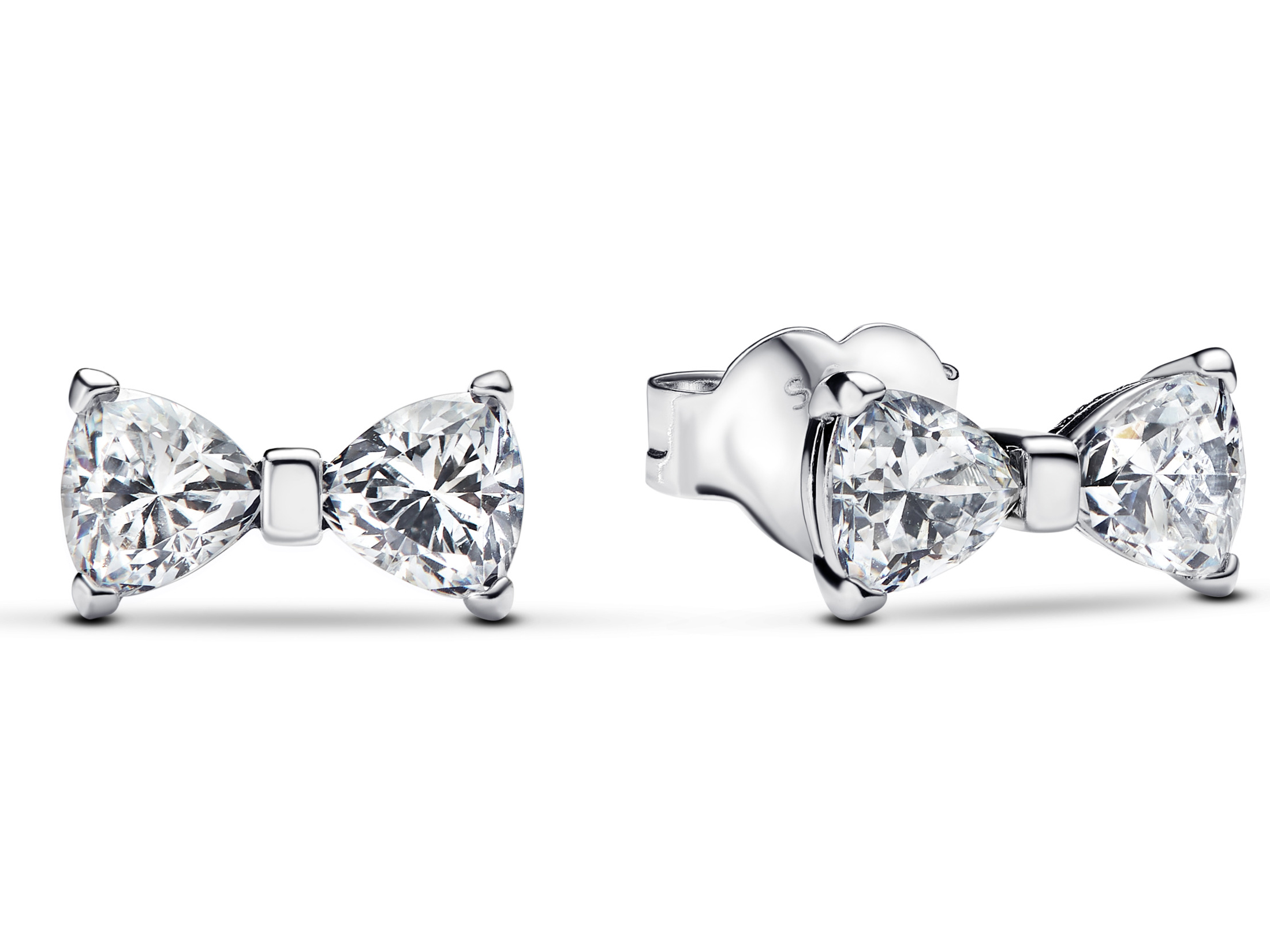 Pandora 293542C01 Ohrstecker aus Silber mit klarem Zironia, in Form einer eleganten Schleife, strahlen zeitlose Schönheit und schlichten Luxus aus. Ideal für jeden Anlass.