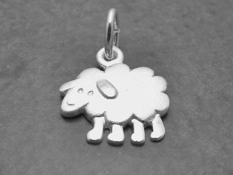 Schaf glanz-gesandelt aus Sterling Silber Anhänger des Herstellers Juwelier Harnisch, gestaltet in Form eines niedlichen Schafs mit sichtbarem Gesicht und Beinen.