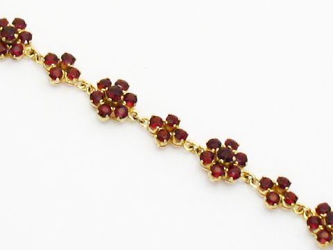 Granat Armband 18,5 cm aus Silber vergoldet, mit floralem Design und rot schimmernden Granatsteinen, hergestellt von Juwelier Harnisch, elegantes Schmuckstück für besondere Anlässe.