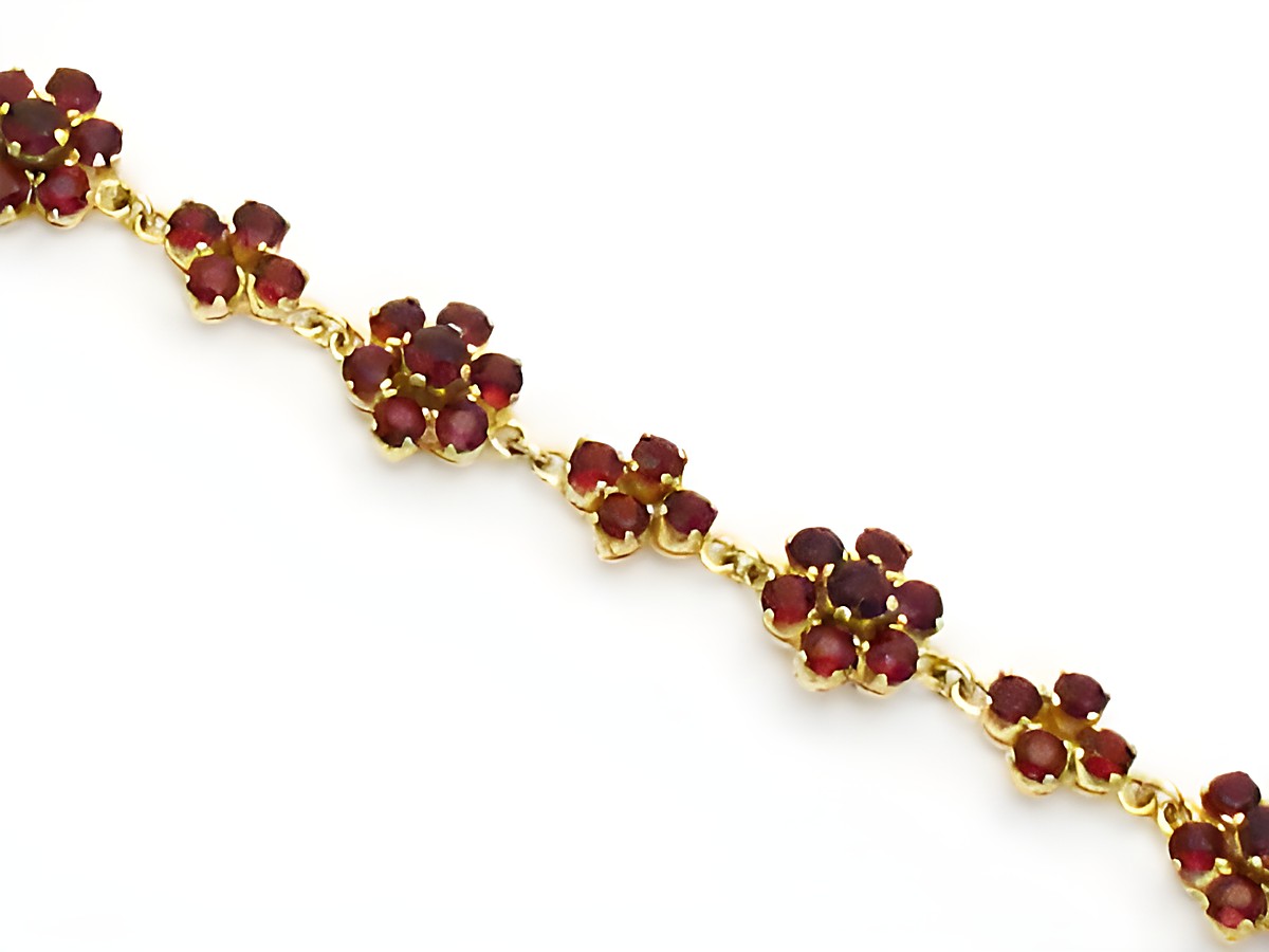 Granat Armband 18,5 cm aus Silber vergoldet, mit floralem Design und rot schimmernden Granatsteinen, hergestellt von Juwelier Harnisch, elegantes Schmuckstück für besondere Anlässe.