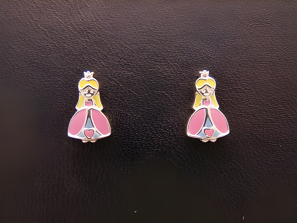 Silber Ohrstecker in Form einer bezaubernden Prinzessin, lackiert in gelb, rosa und blau, ideal für Kinder, Hersteller: Juwelier Harnisch.