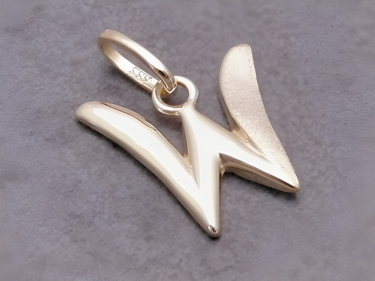 W-Buchstaben Anhänger teilmattiert aus Gold 333, gefertigt vom Juwelier Harnisch, mit elegantem Design und hochwertiger Verarbeitung. Ideal als persönliches Schmuckstück.