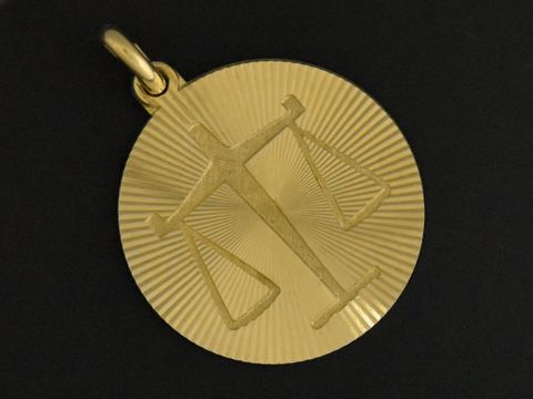 Goldene Gravurplatte mit Diamantschliff in Form des Waage-Sternzeichens, Durchmesser 19 mm, gefertigt von Juwelier Harnisch, besonders geeignet als Schmuckstück oder Geschenk.