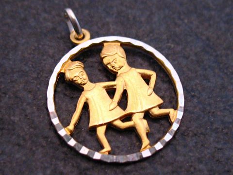 31451-0 Detailreicher Anhänger aus Gold auf Silber in Form des Sternzeichens Zwillinge, gefertigt vom Juwelier Harnisch, zeigt zwei stilisierte Figuren, die tanzend dargestellt sind.