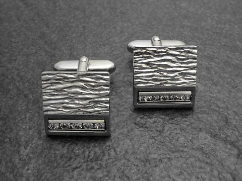 10046-0 Manschettenknöpfe in silber-farben mit Strass weißen Steinen, Hersteller Juwelier Harnisch, dekorativ mit Wellenstruktur und eleganter Optik, ideal für festliche Anlässe.