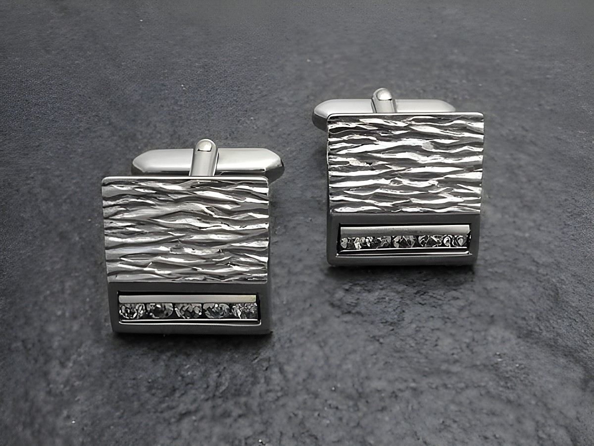Manschettenknöpfe in silber-farben mit Strass weißen Steinen, Hersteller Juwelier Harnisch, dekorativ mit Wellenstruktur und eleganter Optik, ideal für festliche Anlässe.