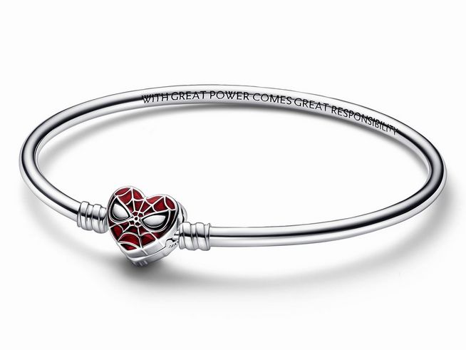 Ein Pandora Armreifen aus Sterling Silber mit einem mehrfarbigen Spider-Man Masken Charm, verziert mit roter Emaille und einer eingravierten Botschaft auf der Innenseite.