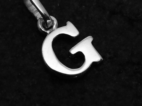 G-Buchstaben Anhänger aus Weißgold 585, elegant und schlicht, mit einem klaren Design, hergestellt von Juwelier Harnisch, perfekt als persönliches Schmuckstück.