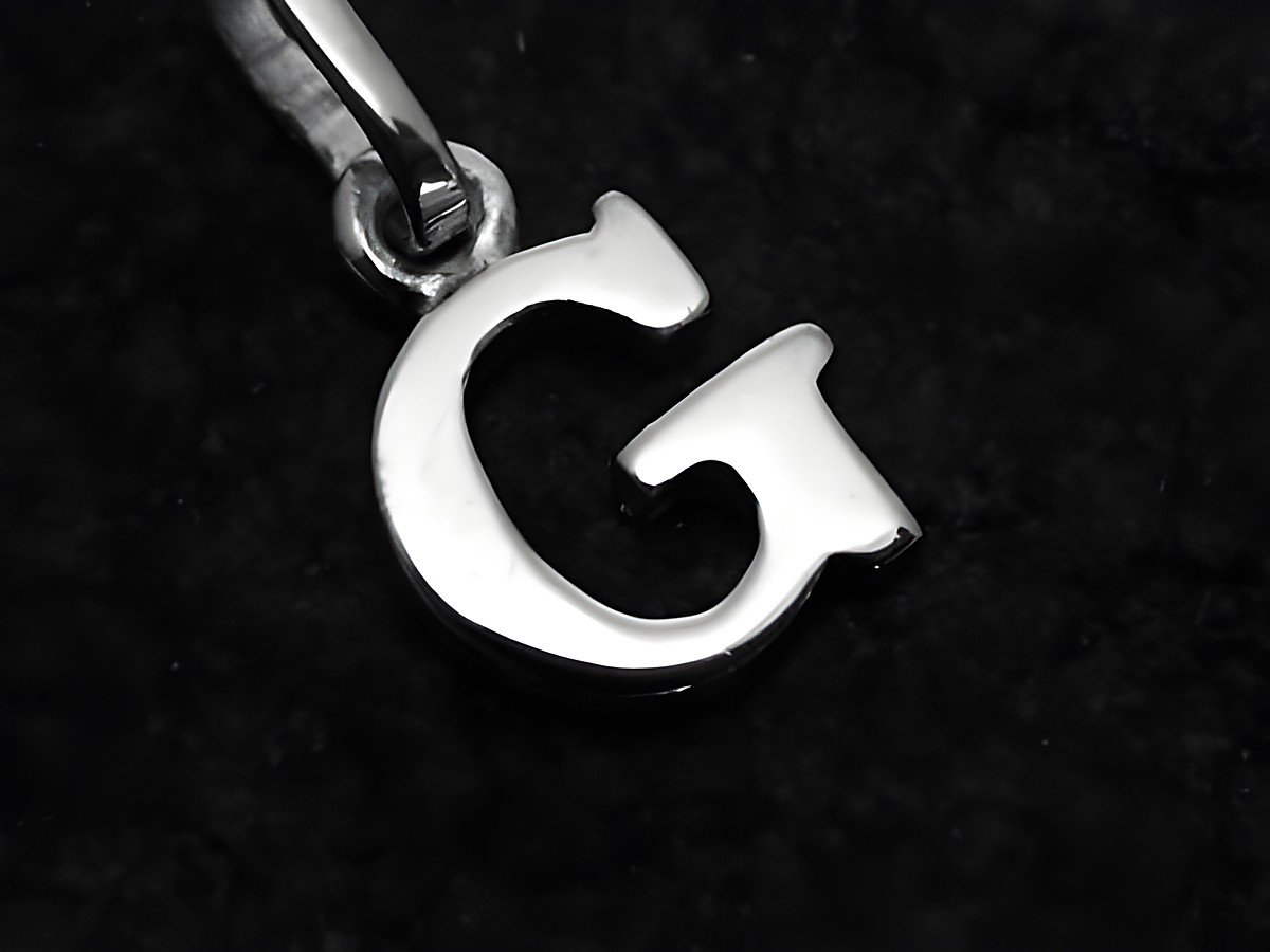 G-Buchstaben Anhänger aus Weißgold 585, elegant und schlicht, mit einem klaren Design, hergestellt von Juwelier Harnisch, perfekt als persönliches Schmuckstück.