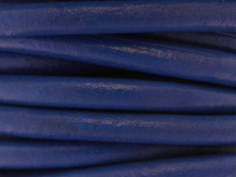 Lederband Blau - 90 cm - 3 mm - Silber Bajonett von Hersteller Juwelier Harnisch, in einer nahen Ansicht, die die glatte Oberfläche und die lebendigen Farben des Bandes zeigt.