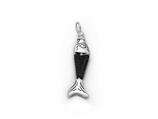 DUR Anhänger Fisch Sprotte aus Sterling Silber mit filigranen Verzierungen und schwarzem Mittelstück, perfekt als eleganter Schmuck-Accessoire.