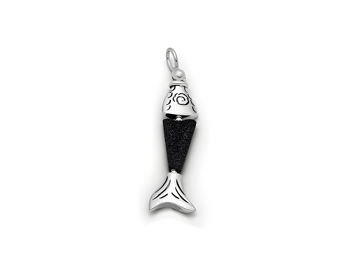 DUR Anhänger Fisch Sprotte aus Sterling Silber mit filigranen Verzierungen und schwarzem Mittelstück, perfekt als eleganter Schmuck-Accessoire.