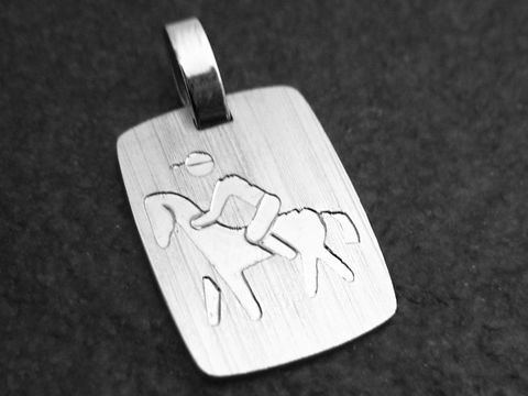 Silber Anhänger mit Gravur eines Reiters auf einem Pferd, produziert von Juwelier Harnisch, ideal für Pferdefans und Schmuckliebhaber.