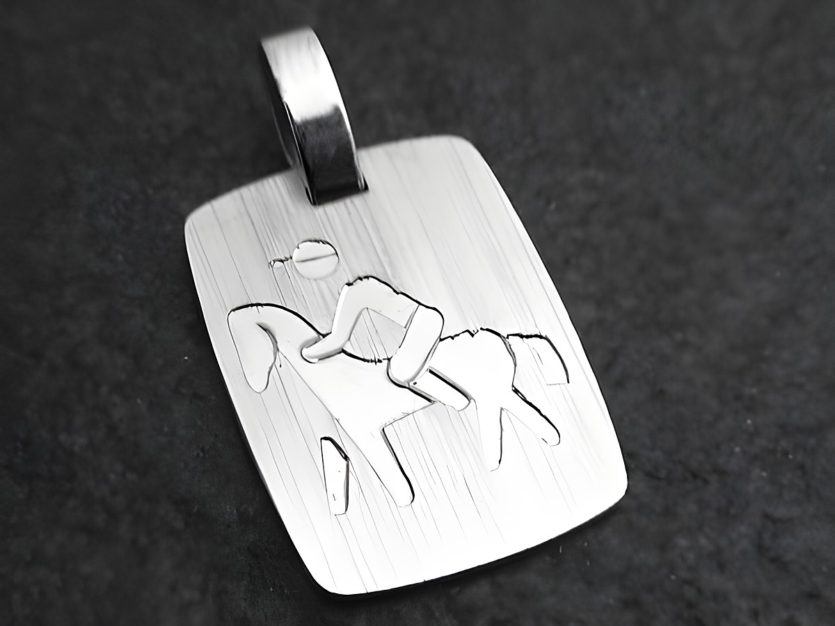 Silber Anhänger mit Gravur eines Reiters auf einem Pferd, produziert von Juwelier Harnisch, ideal für Pferdefans und Schmuckliebhaber.