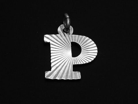 Sterling Silber Buchstaben Initialen Diamantschliff in Form des Buchstabens P vom Hersteller Juwelier Harnisch, dekorativ mit einer strukturierten Oberfläche gestaltet.