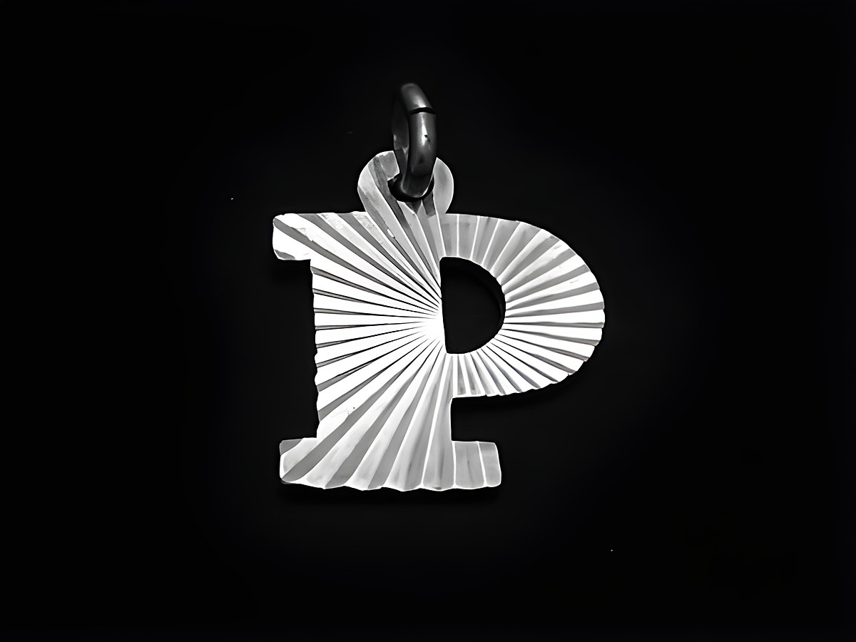 Sterling Silber Buchstaben Initialen Diamantschliff in Form des Buchstabens P vom Hersteller Juwelier Harnisch, dekorativ mit einer strukturierten Oberfläche gestaltet.