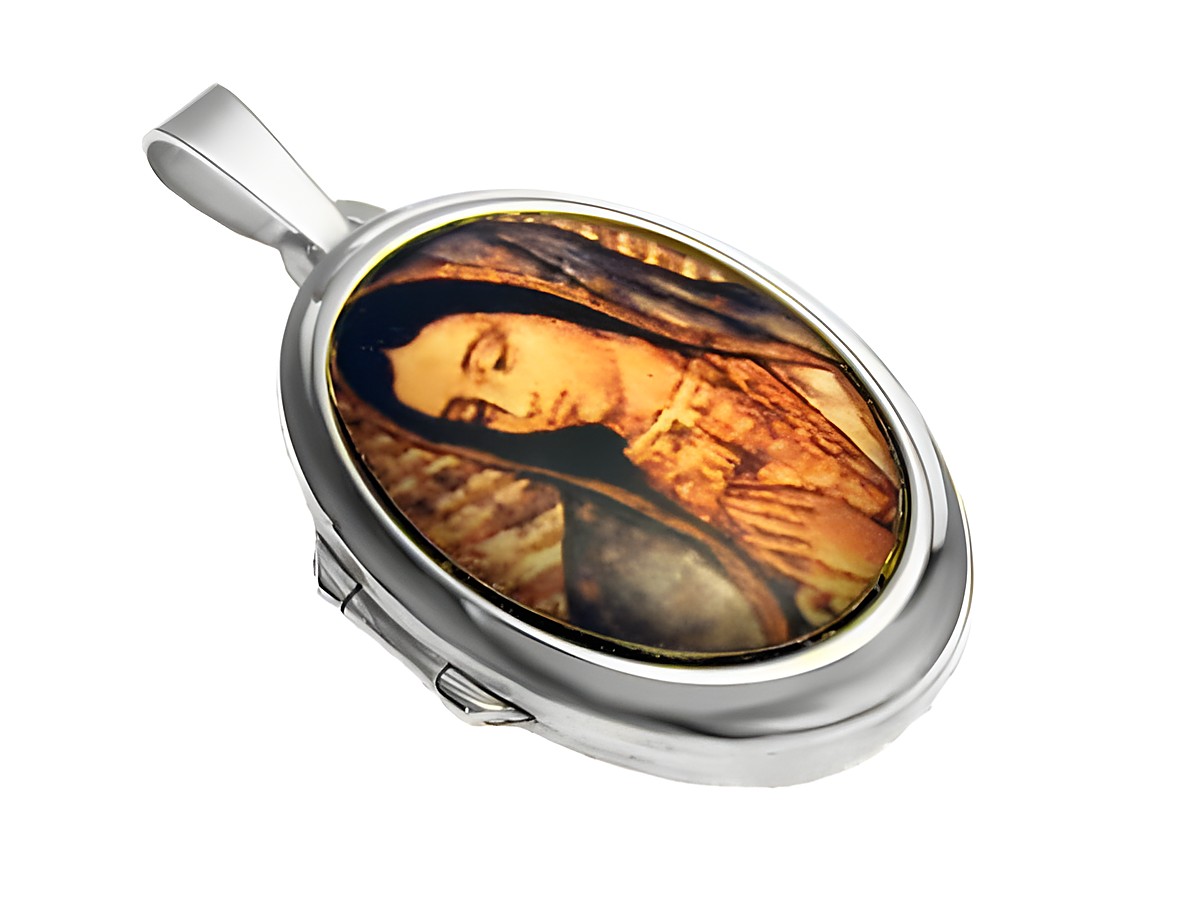 Heilige Maria Medaillon im Cabochon-Stil aus Weißgold 585, hochwertig verarbeitet vom Juwelier Harnisch, mit detailreicher Darstellung der Heiligen Maria auf der Vorderseite.