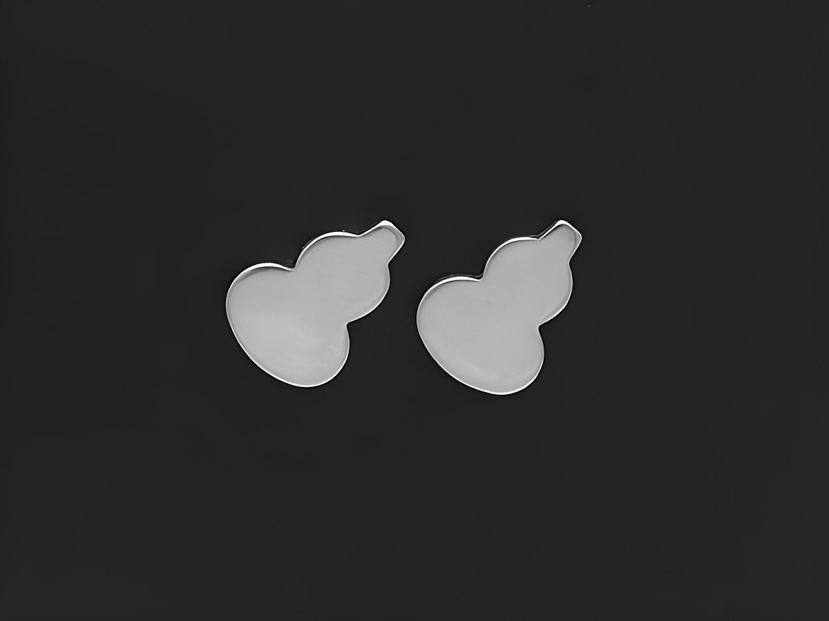 Edelstahl Ohrringe im Design von Ohrsteckern, hergestellt von Juwelier Harnisch. Schlichte, moderne Form in hochwertigem Edelstahl, ideal für jeden Anlass.