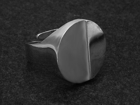 Silberring in runder Form, teilmattiert, Größe weit verstellbar, Hersteller: Juwelier Harnisch, ohne Stein. Der Ring hat eine glatte Oberfläche und zeigt eine klare, moderne Gestaltung.