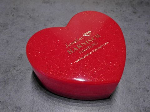 Geschenkschachtel in Herzform, rot glitzernd, mit der Größe 80 x 70 x 35 mm, Hersteller Juwelier Harnisch, ideal für kleine Geschenke und Schmuck.