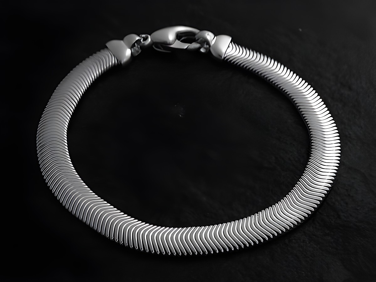 Silberarmband extravagant 21,5 cm Schlangenkette flach, Hersteller Juwelier Harnisch, ohne Stein, glänzendes Design mit eleganten Linien und sicherem Verschluss.