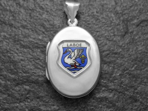 Silbernes Medaillon zeigt das Stadtwappen von Laboe, mit einem weißen Schwan und blauen Hintergrund, umrahmt von einem eleganten Rahmen, hergestellt von Juwelier Harnisch, Schleswig-Holstein.