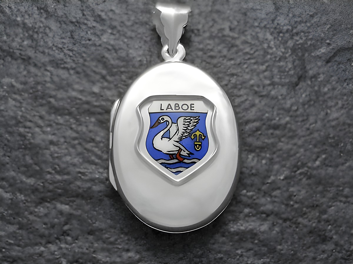 Silbernes Medaillon zeigt das Stadtwappen von Laboe, mit einem weißen Schwan und blauen Hintergrund, umrahmt von einem eleganten Rahmen, hergestellt von Juwelier Harnisch, Schleswig-Holstein.