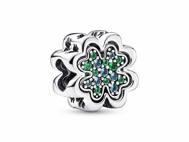 Sterling Silber Charm in Form eines vierblättrigen Kleeblatts mit grünen und blauen Kristallen, symbolisiert Glück und besteht aus hochwertigem Material.