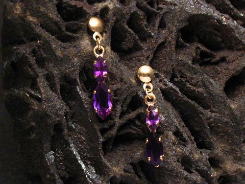 Bezaubernde Gold Ohrhänger mit Amethyst, hergestellt vom Juwelier Harnisch, präsentieren einen eleganten Stein und verleihen jeder Ohrschmuckkollektion einen Hauch von Glamour.